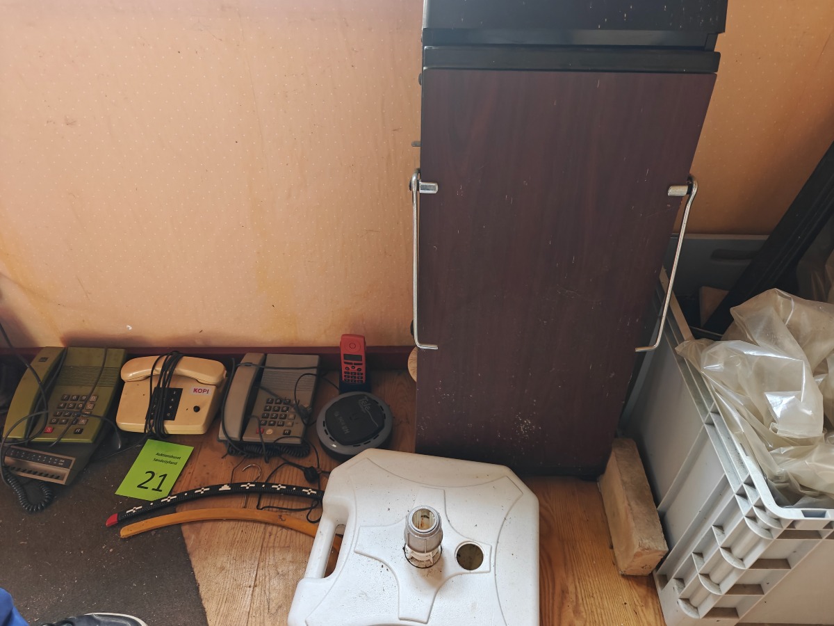 Tøm rummet. Tæppe, retro telefoner og tøjpresse. (Entre/indgang). 