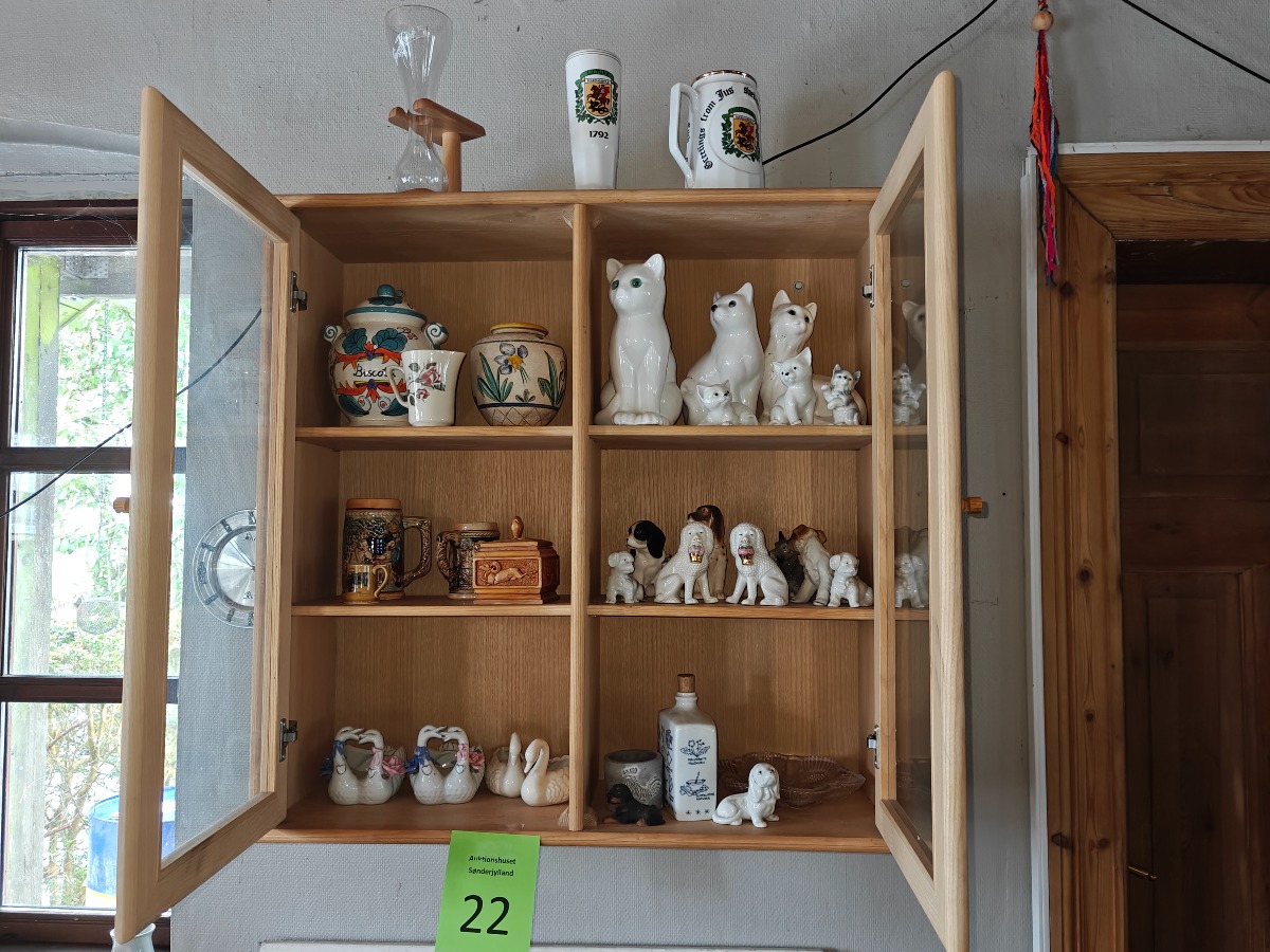 Skab m/indhold. Div figurer bl.a 2 'krymmel'hunde mm. Selvnedtagning.