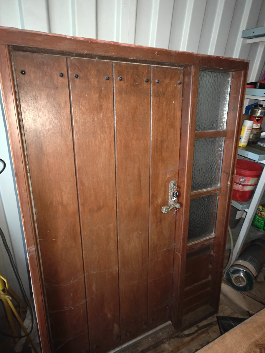 6 Vinduer og 2 yderdøre.