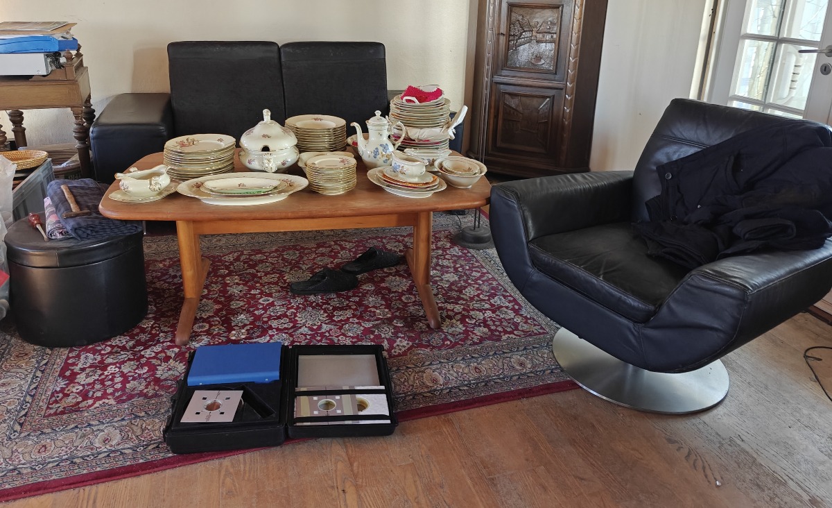 Stol, sofa, puf m/opbevaring, gulvtæppe & sofabord. Sofa er ca 180 cm bred. Brugt med brugsspor. 