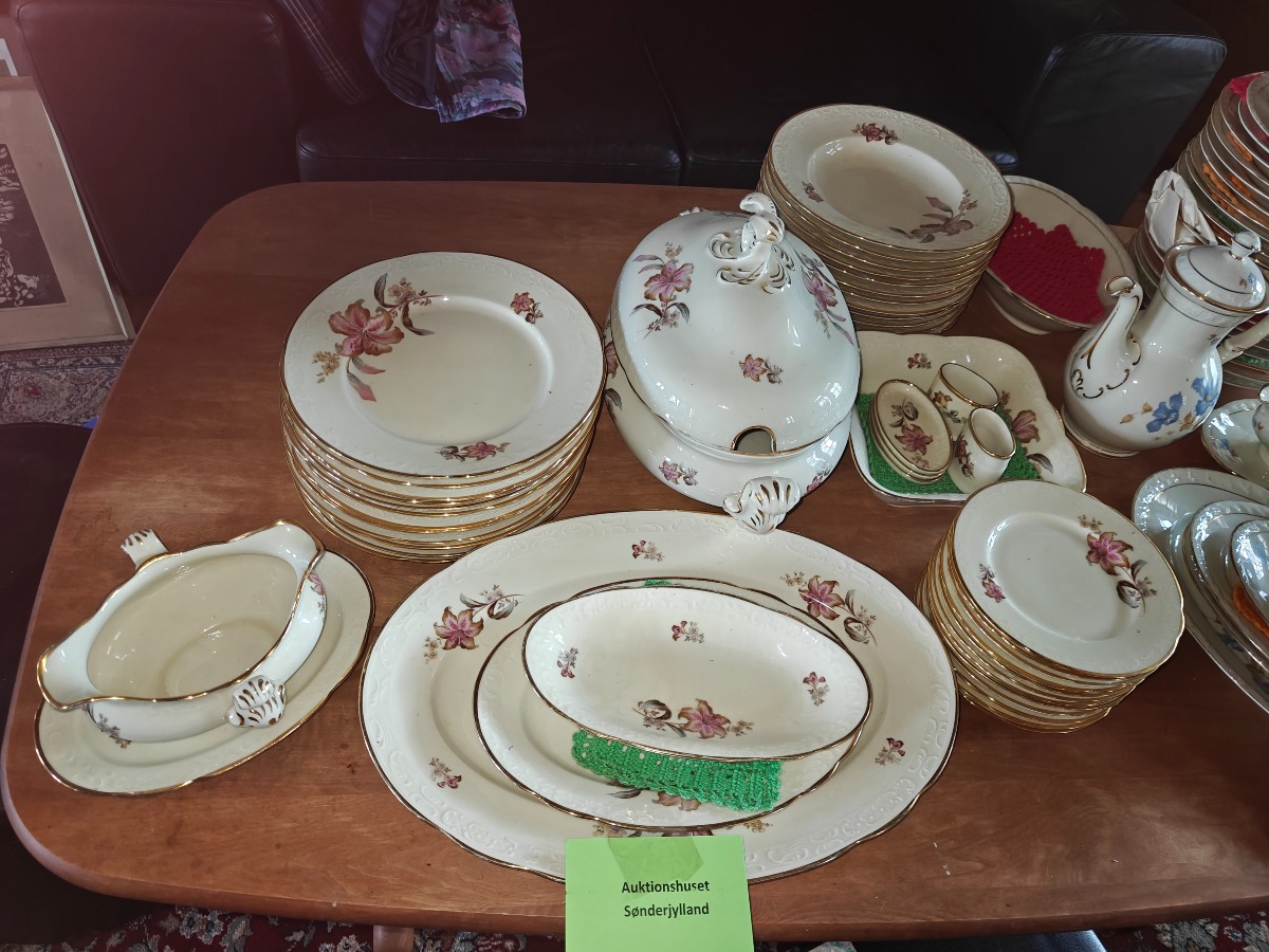 Stel. Københavns Porzellains Maleri. Ca 45 dele. 