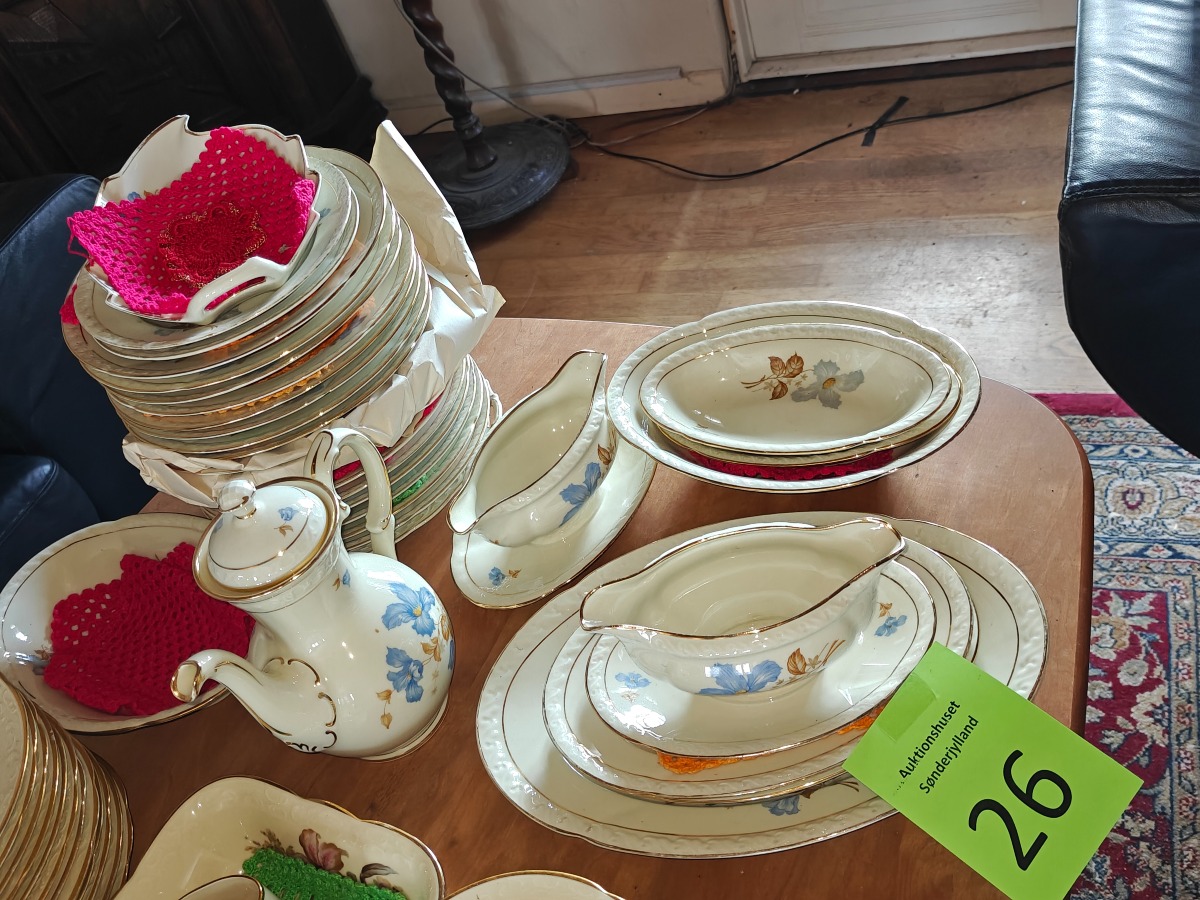 Stel. Mrk: Bavaria Tirschenreuth, Germany. Dekoreret i Danmark. Ca 30 dele.