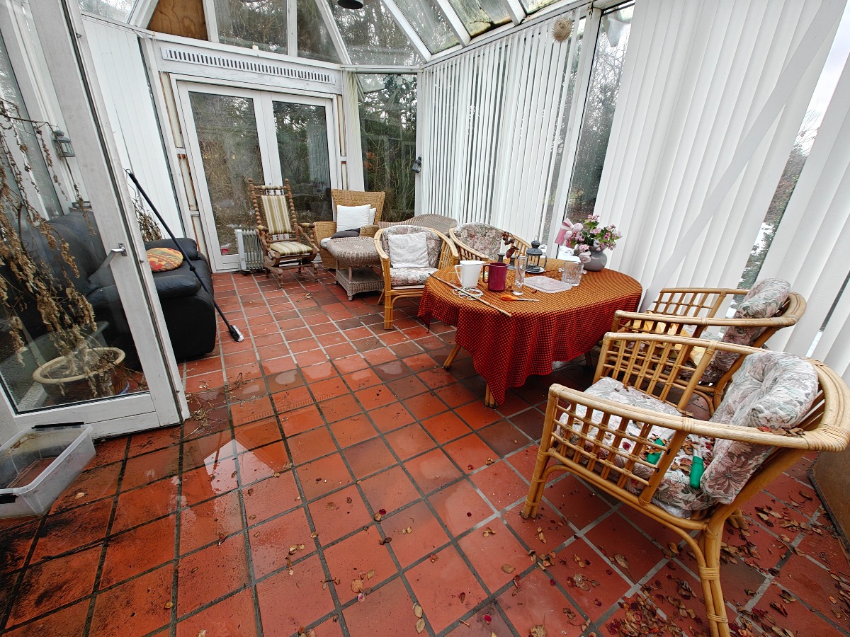 Tøm udestuen. Lampe medfølger ikke. 