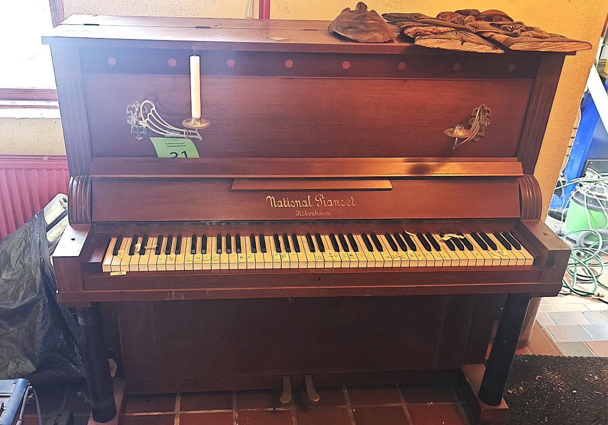 Klaver. Mrk: National Pianoet Köbenhavn. Med stager. Stol medfølger. 