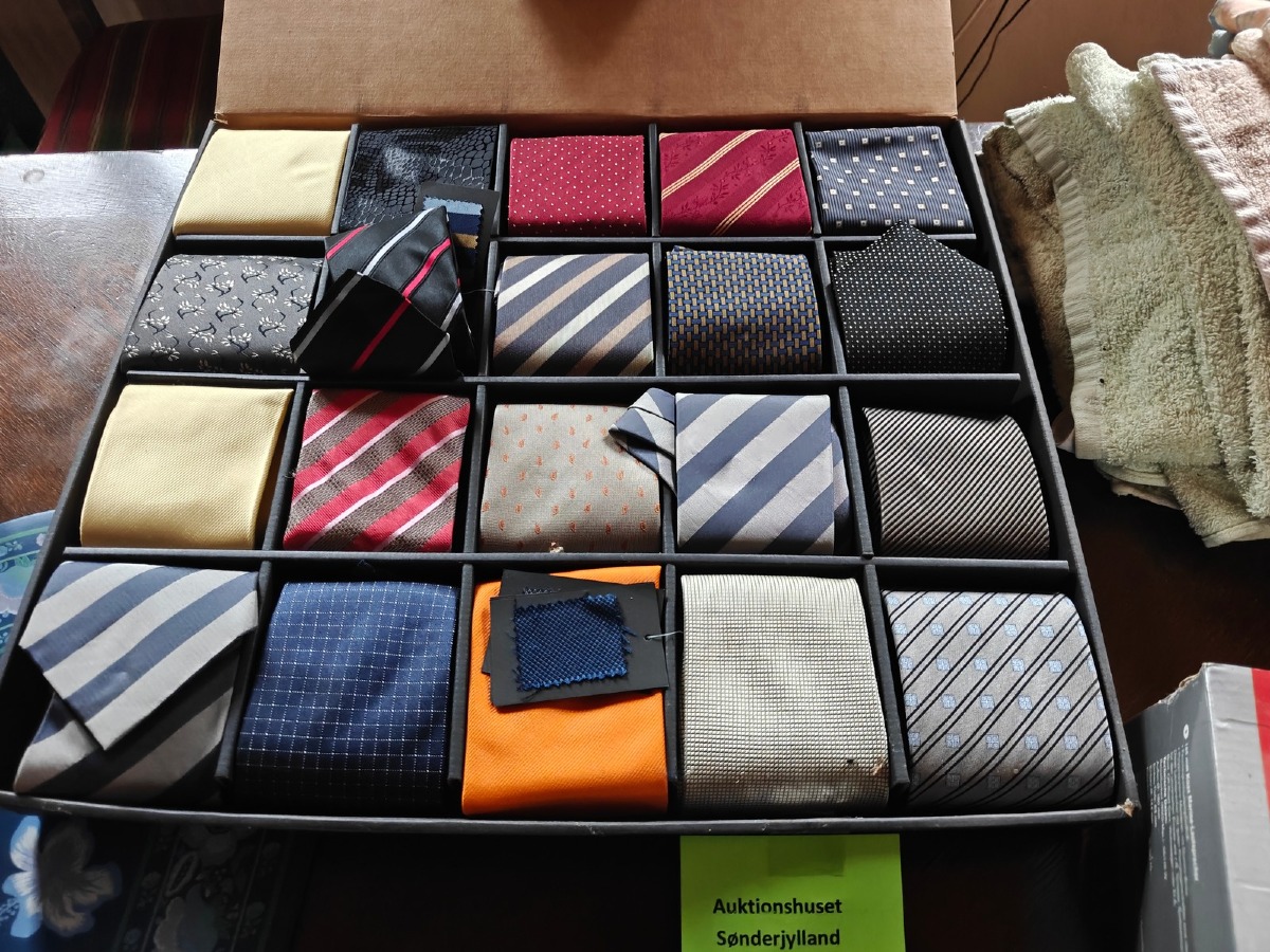 21 Slips i æske. Mrk: Ameno / Jack's. Ass. designs. Ubrugte med hang tags. 