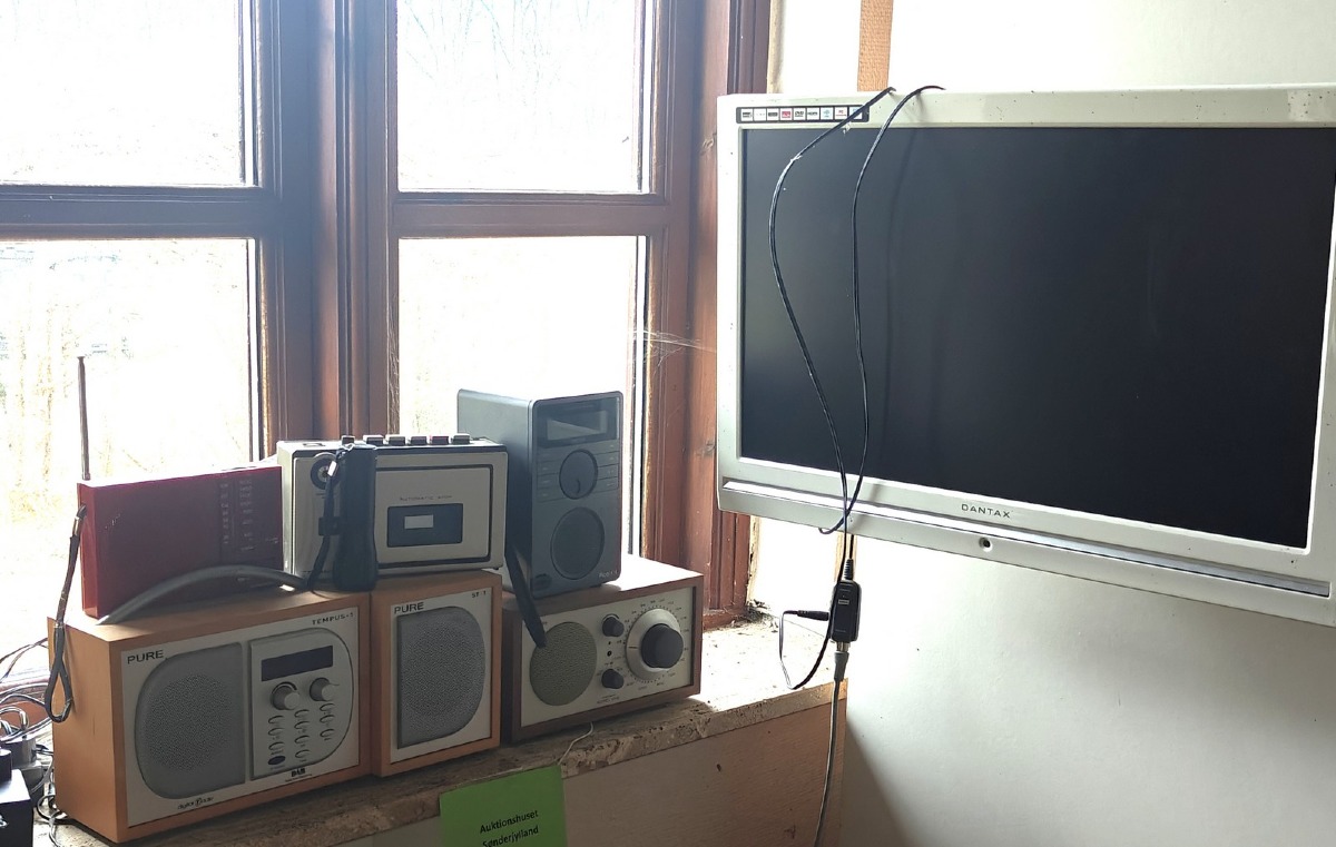 Tv m/vægbeslag mrk. Dantax samt div radioer. Selvnedtagning. Brugt.