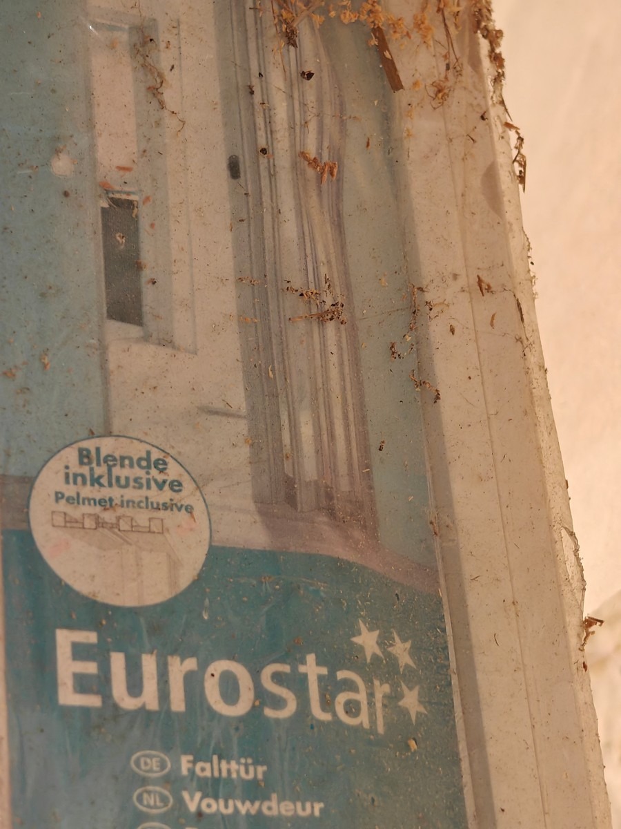 2 Foldedøre. Mrk: EuroStar. Mål: H: 205 cm. B: 83-150 cm.  (ubrugte, hvoraf den ene er i emballage), div radiatorer på ass mål, lister mm. Står i garage. 