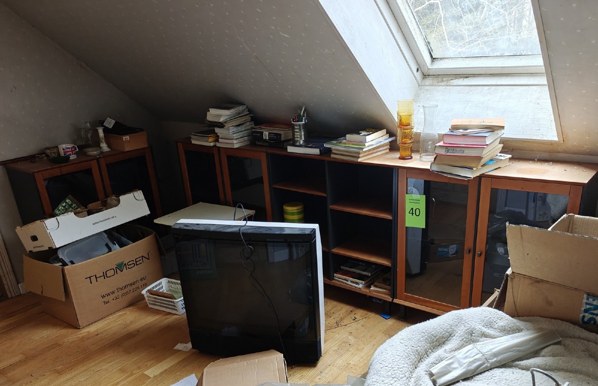 Skabe, bord, bøger, nips mm. Tv skærm har løsnet sig i den ene side. Står på 1. sal. 