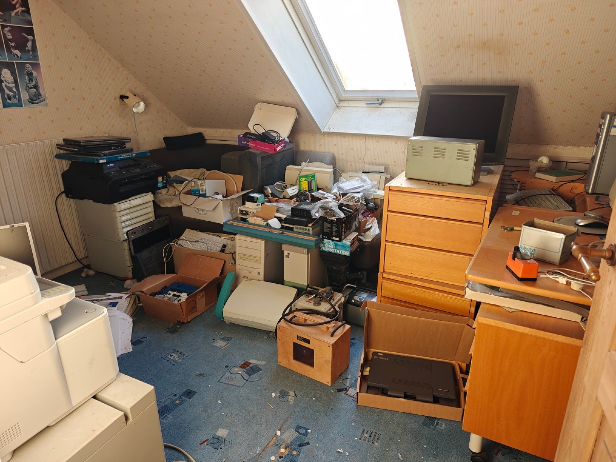 Tøm kontoret. Div elektronik, skrivebord, skab mm. OBS: Mapper, papirer, bærbar pc & ringbind medfølger ikke. Står på 1. sal.