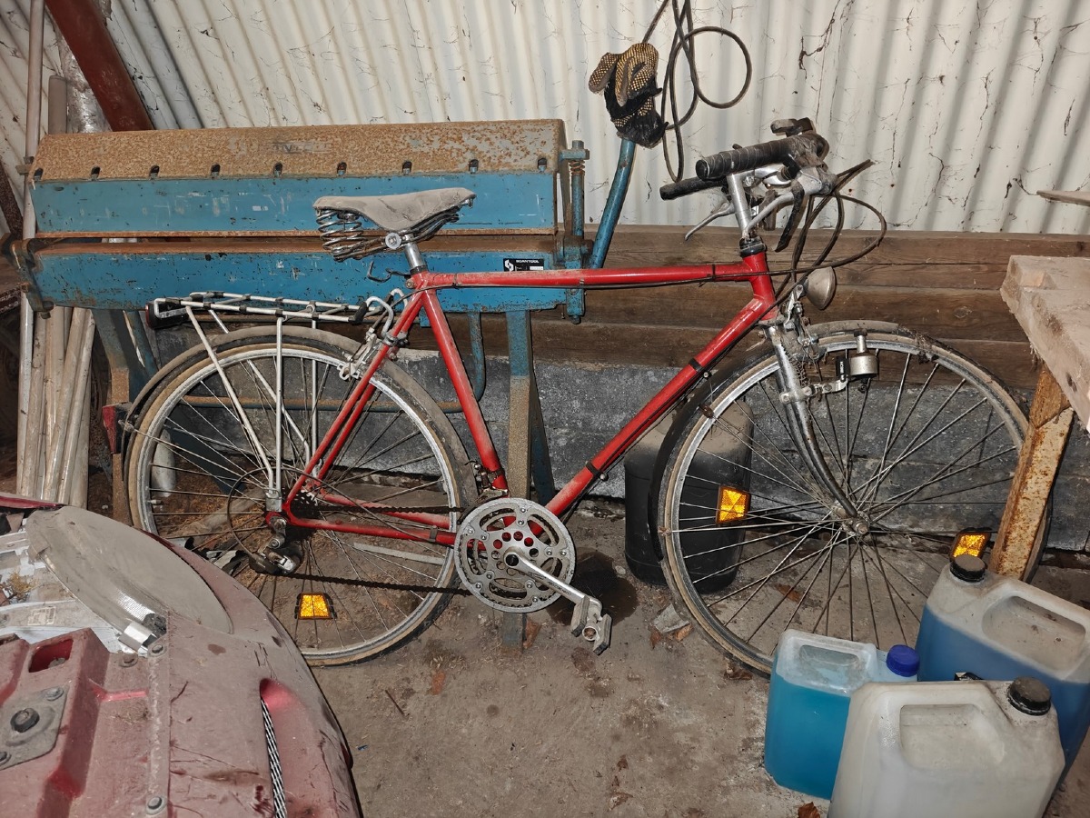 2 Cykler og 6 kroketkøller m/vogn. Brugte. 