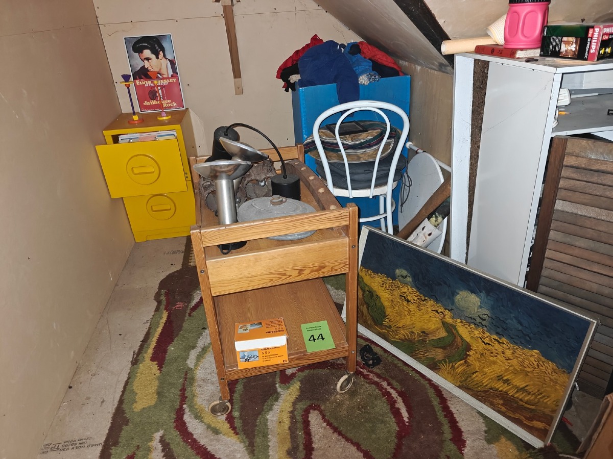 Rullebord, lamper, arkivskab mm. Står på 1. sal.