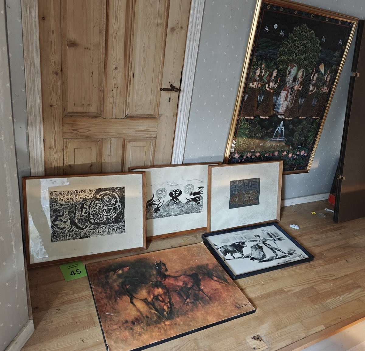 6 Billeder. Ass størrelser. Står på 1. sal.