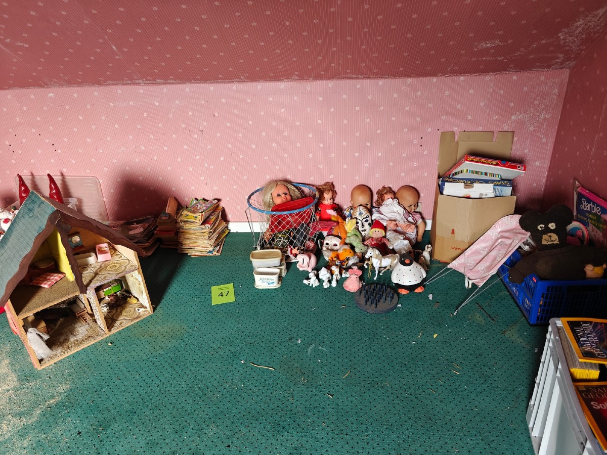 Retro legetøj, spil, figurer & Anders And blade. Står på 1. sal.