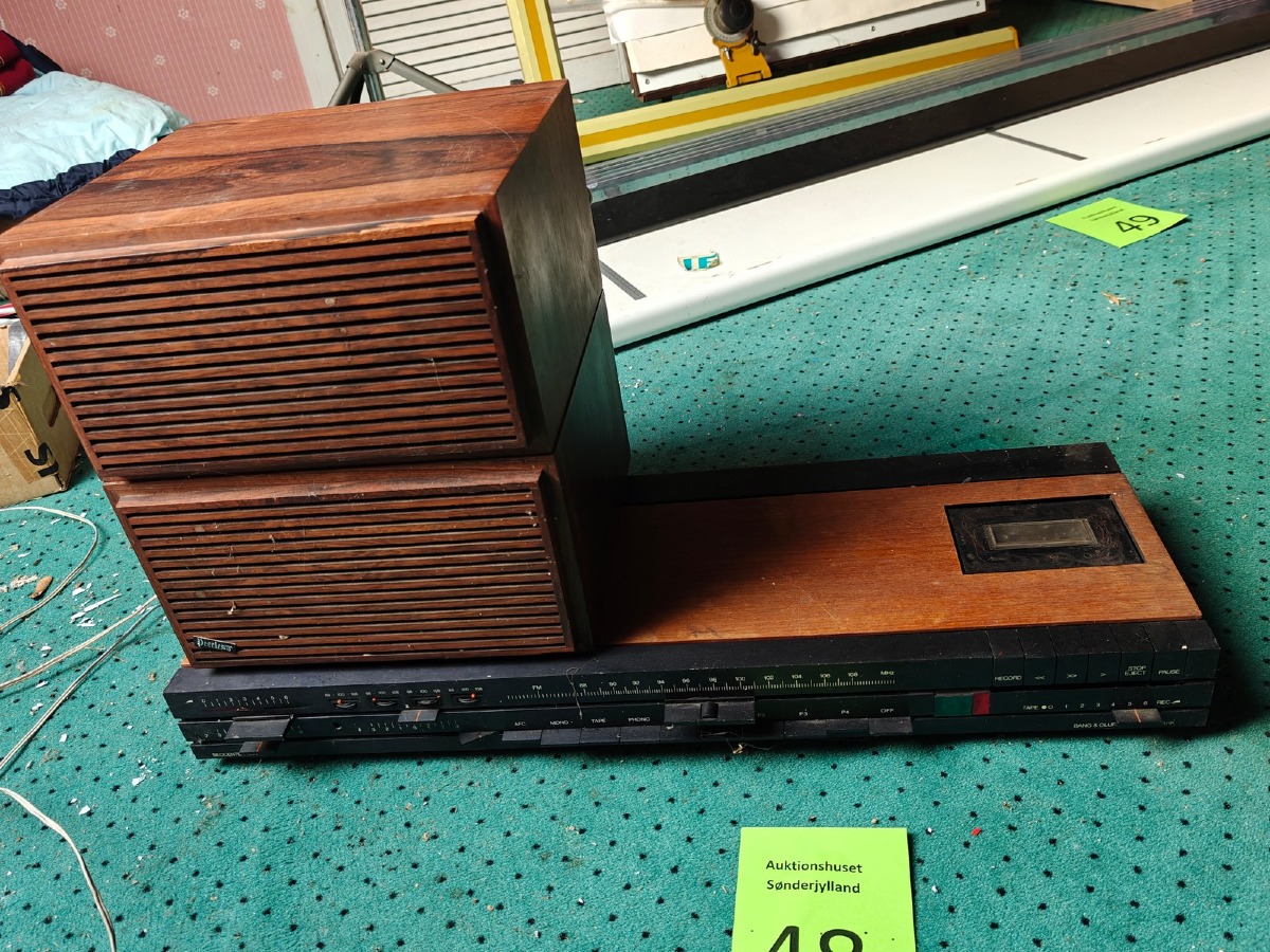 B&O Beocenter 1600 og Peerless højttalere. Står på 1. sal.