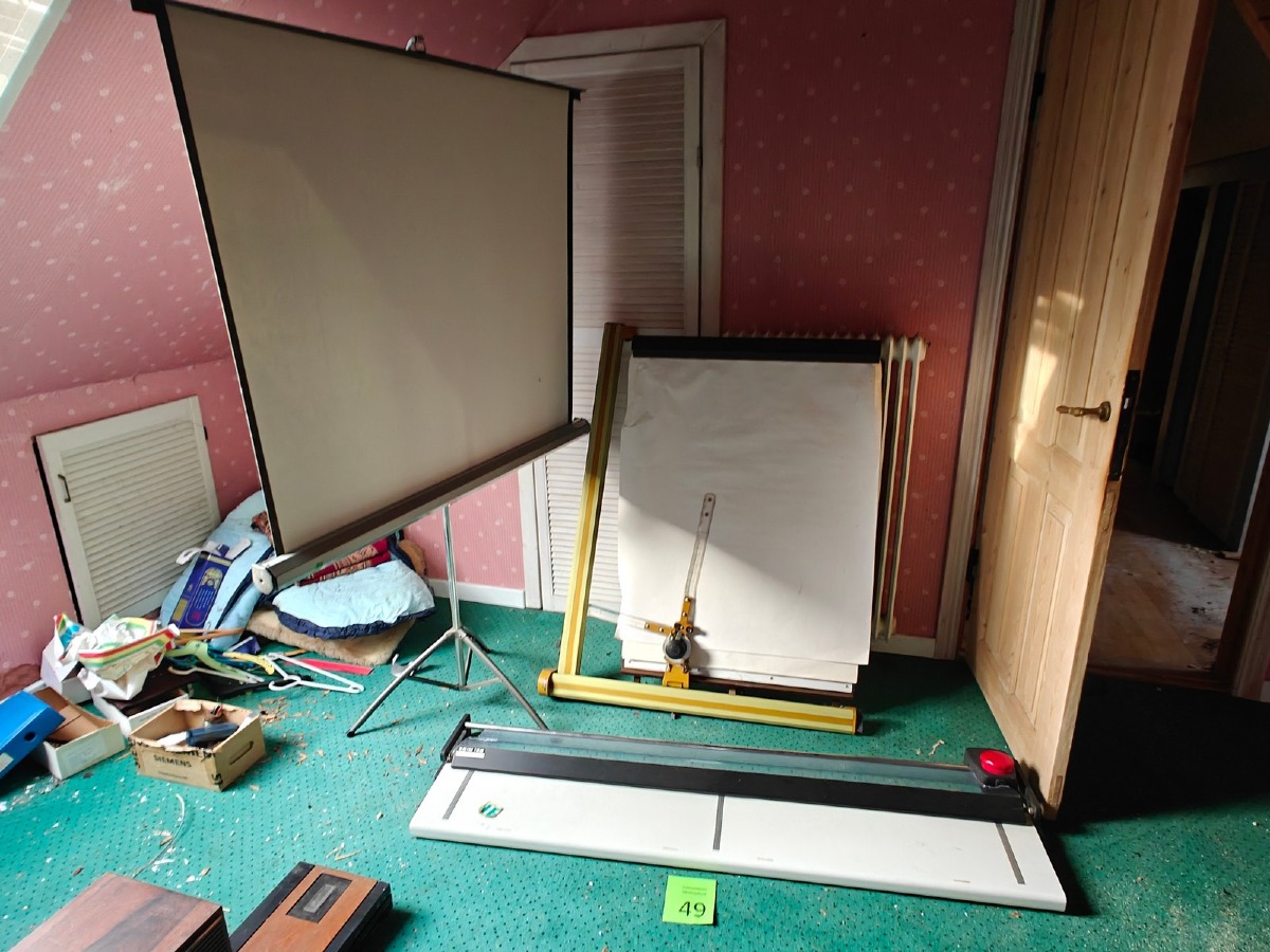 Projektorlærred på stativ, flipover og tegneudstyr. Øvrige effekter på fotos medfølger ikke.  Står på 1. sal.