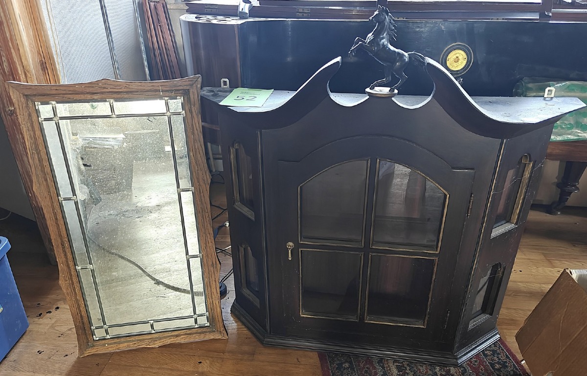 Skab m/hestefigur samt spejl. Mål (skab): B: 88 cm. H: 95 cm. D: 22 cm. (målt uden hest). 