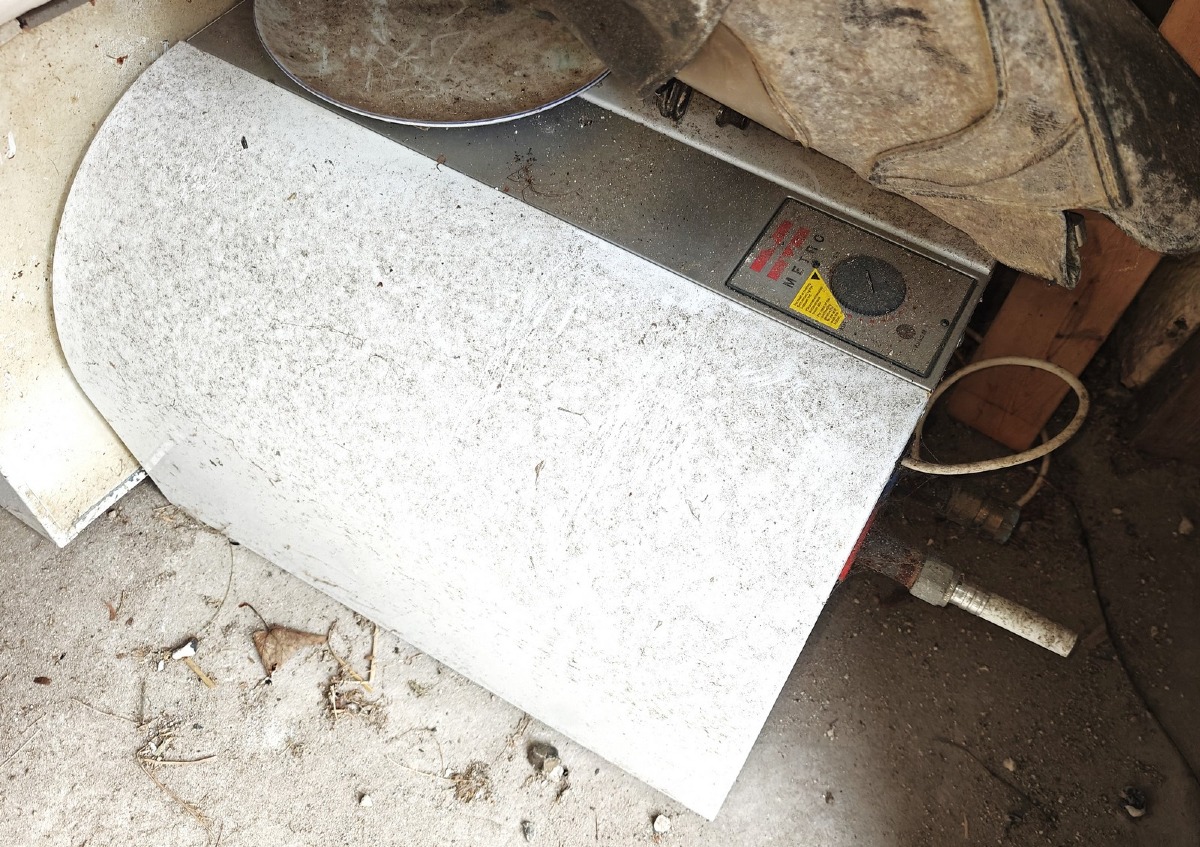 2 Elvandvarmere på hhv 30 l og 60 l. Mrk: Metro. Øvrige effekter på fotos medfølger ikke. 