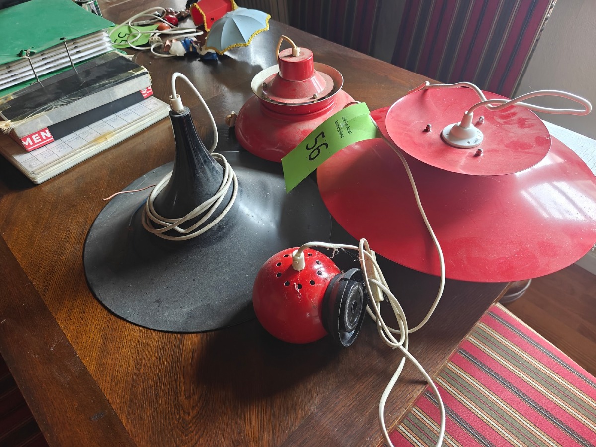3 Retro lamper. Røde. Øvrige effekter på fotos medfølger ikke. 