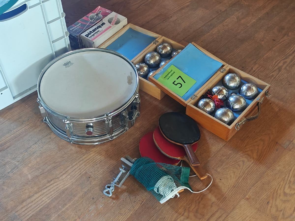 Tromme, petanque mm. Øvrige effekter på fotos medfølger ikke. 