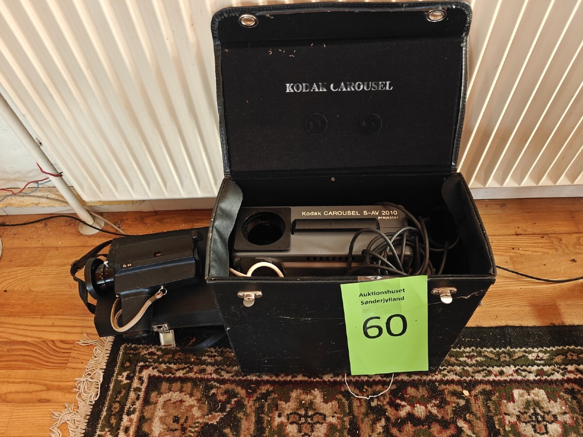 Kodak Carousel S-AV 2010 projector og Rollei SL 85 Super 8 filmkamera. I org opbevaringskasser. Øvrige effekter på fotos medfølger ikke. 