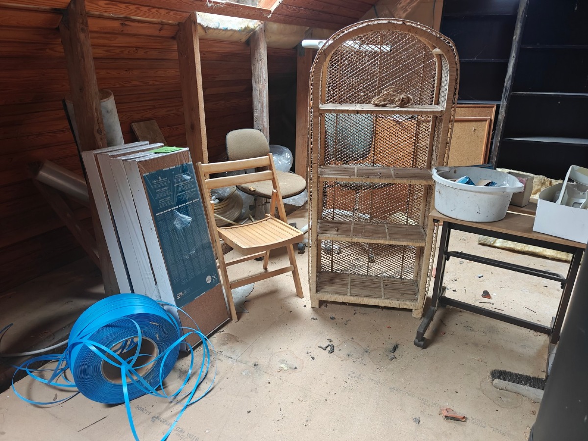 Korkbehandlet parketgulv: 4 Pk á 2.12 m2. Ubrugt. 1 Rl strapbånd, flet reol og klapstol medfølger.