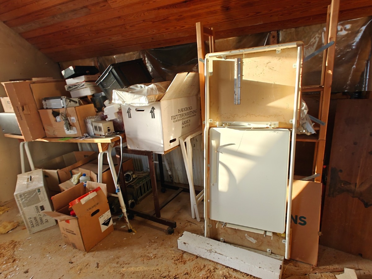 Bord m/indhold. Står på loft.