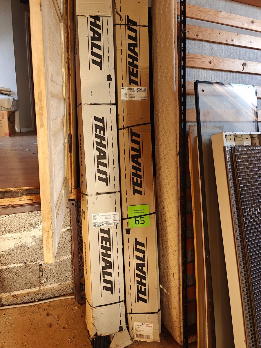 Kabelbakker. Står på 1. sal.  Øvrige effekter på fotos medfølger ikke. 