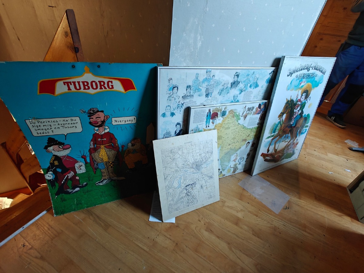 5 Billeder og 1 Tuborg reklameskilt i pap. Står på 1. sal. Øvrige effekter på fotos medfølger ikke. 