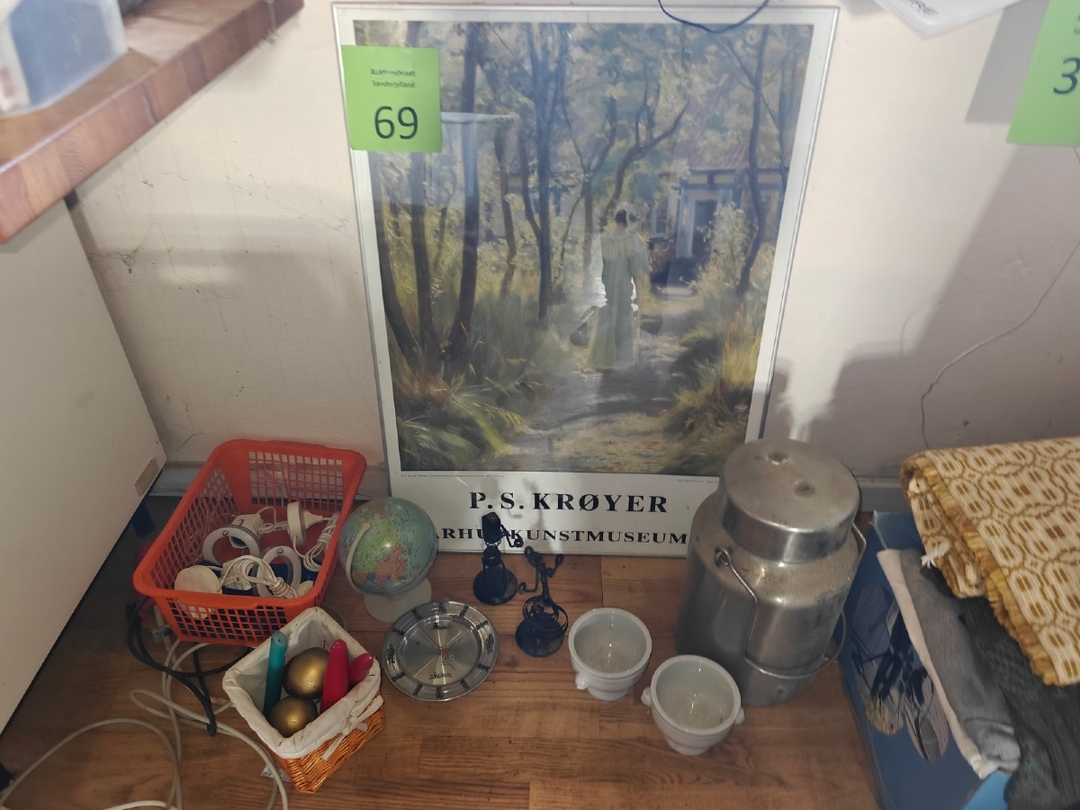 Mælkespand, globus, ur, billede i ramme mm.  Øvrige effekter på fotos medfølger ikke. 