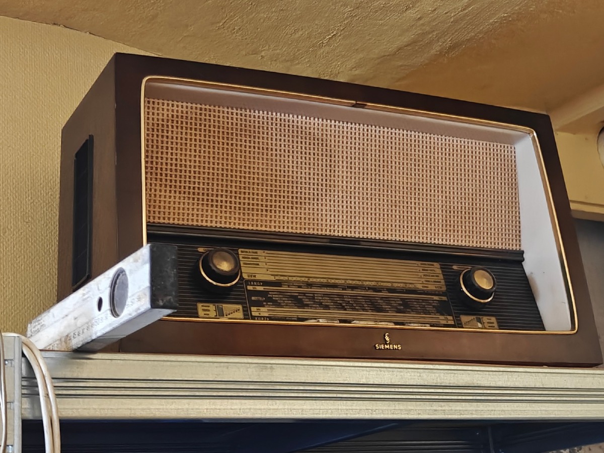 Elradiator, retro radio, piedestal, knager og poster i ramme. Selvnedtagning. Øvrige effekter på fotos medfølger ikke. 