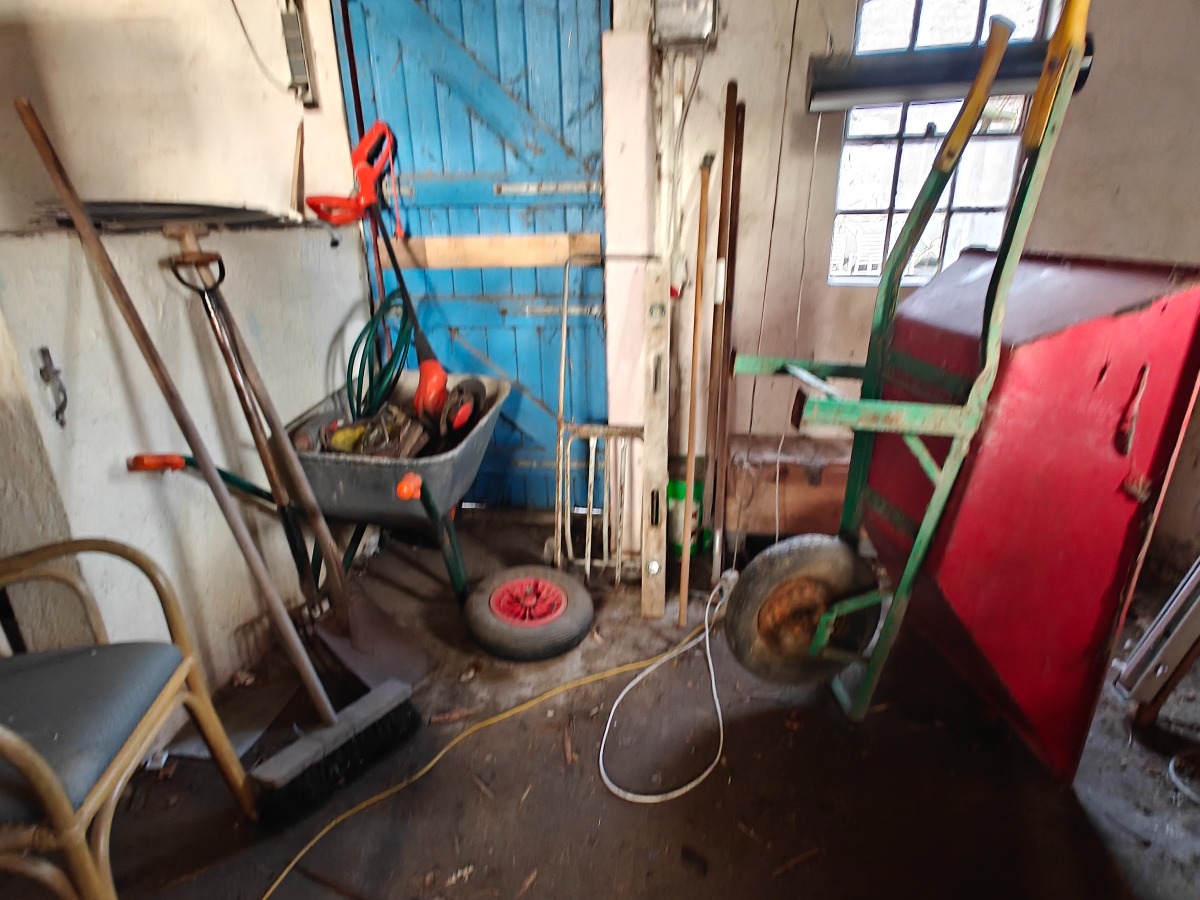 Tøm hjørnet: Trillebøre, græstrimmer, sækkevogn, haveredskaber, trækasse mm.  