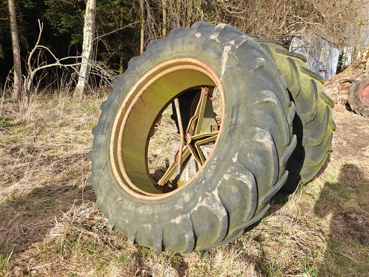 Tvillingehjul & vægtklods. Hjul: 16.9 R38. 