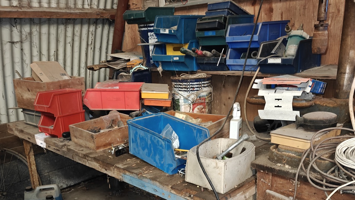 Værktøj mm. Tøm bord. 