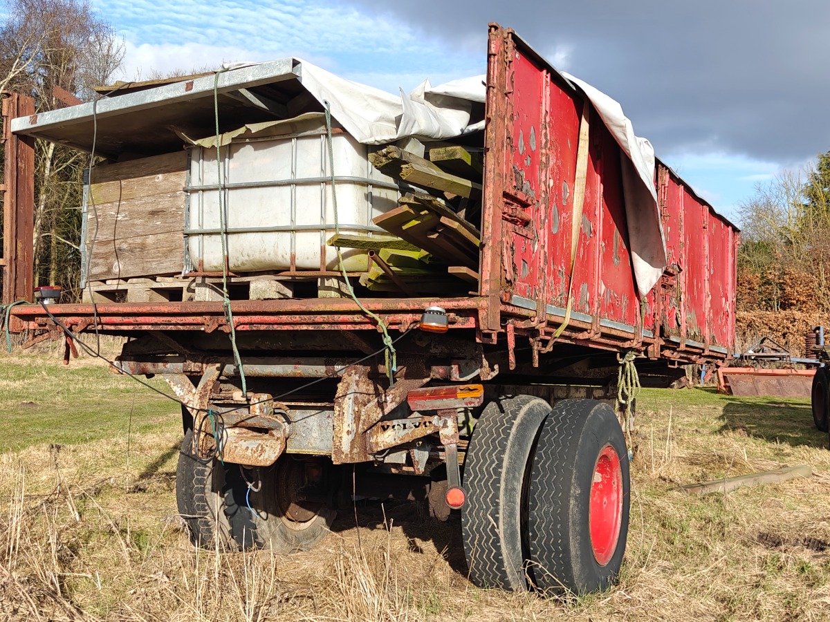 Vogn/hænger m/indhold 