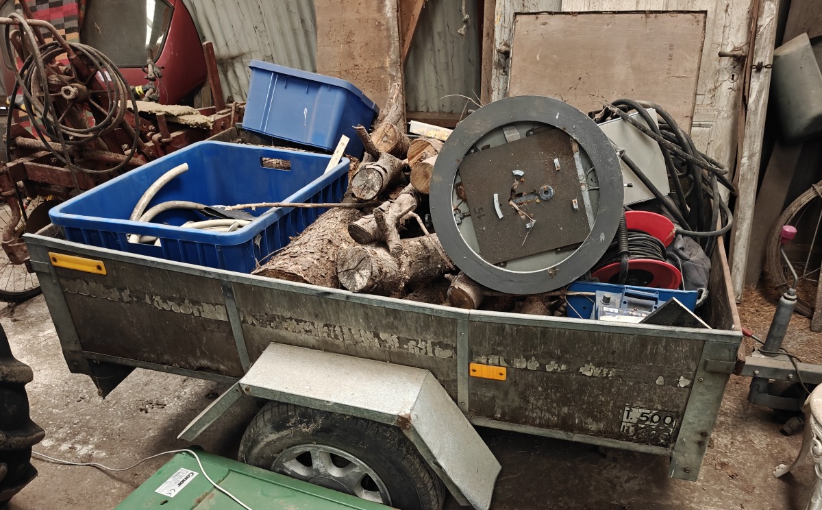 Trailer m/brænde, kabler, værktøj mm. Trailer udbydes som et projekt. T: 500 kg. L: 325 kg. 