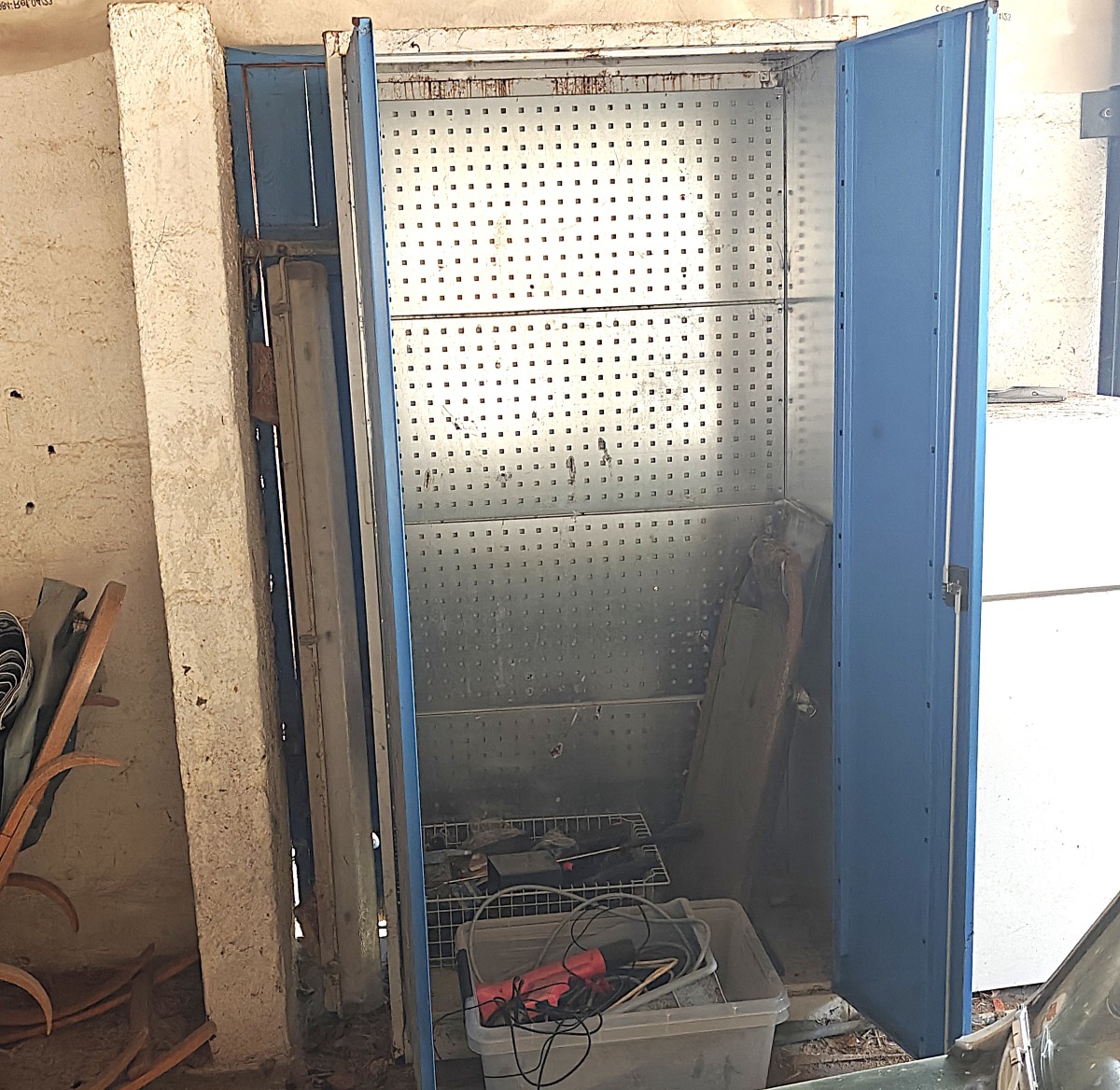 Stålskab & 4 værktøjstavler. Indhold i skab og på tavler medfølger 