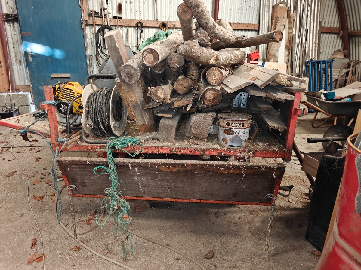 Ældre trailer m/brænde & affaldstræ. 