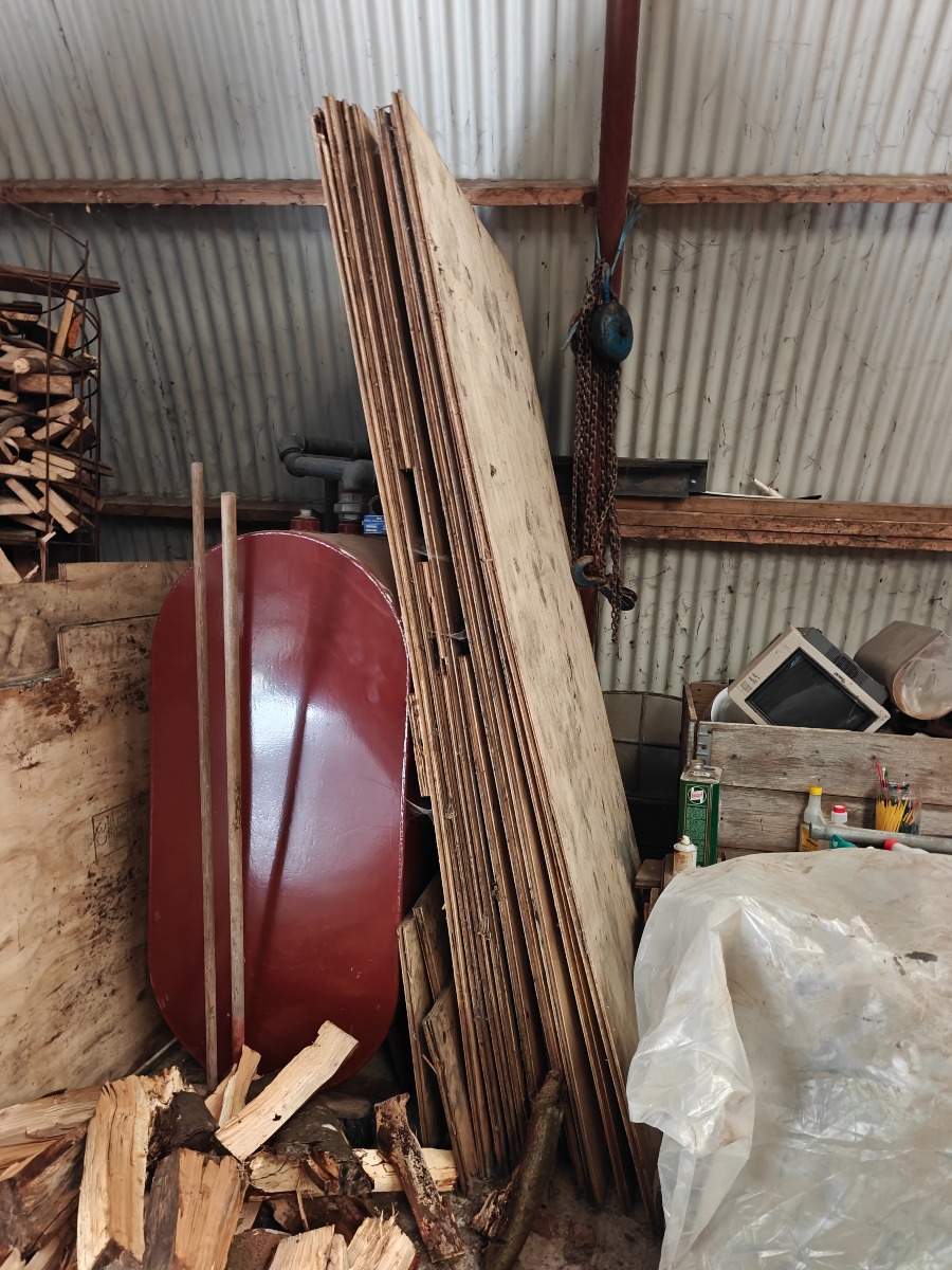 Olietank og træplader.