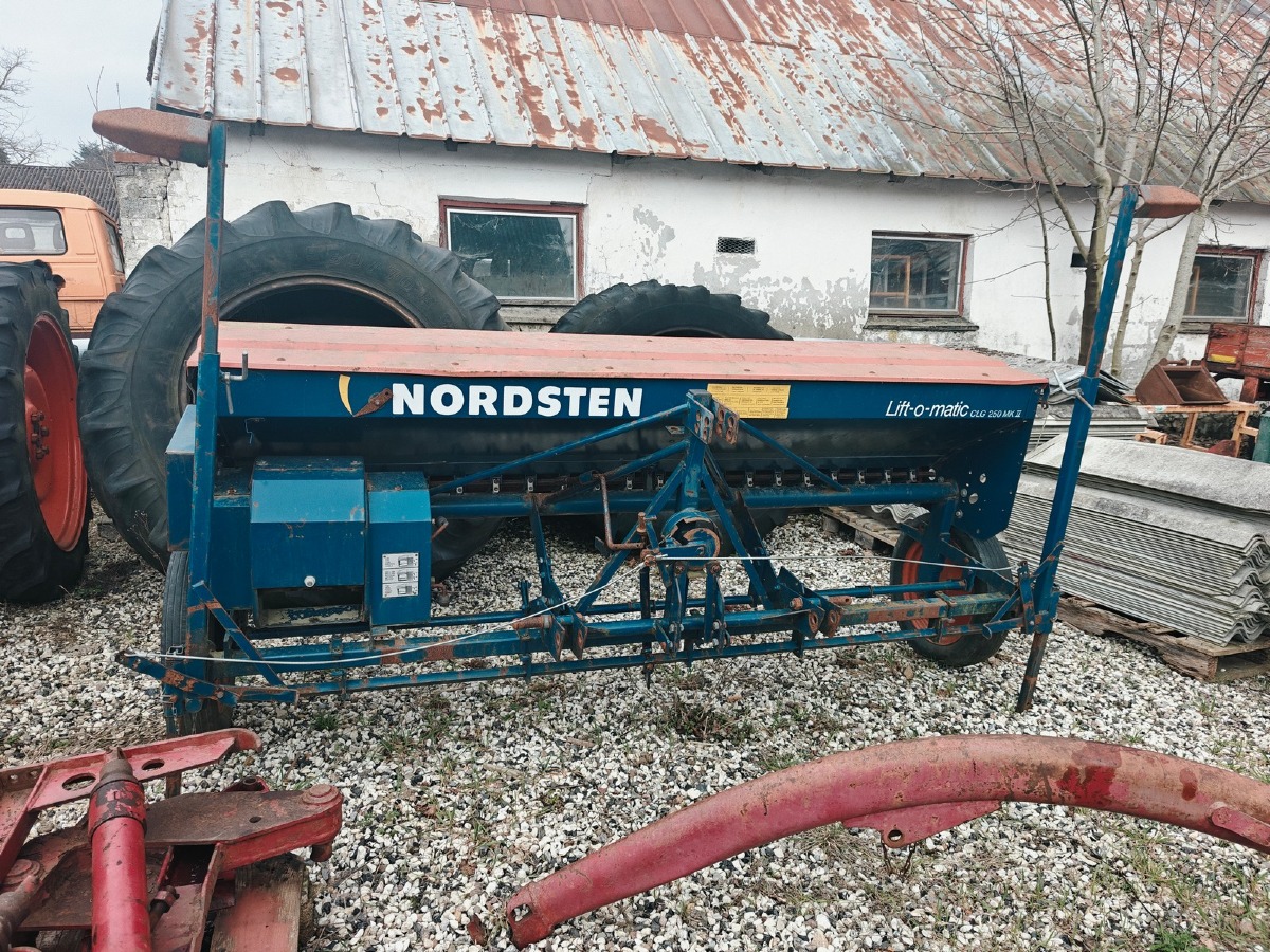 Såmaskine. Mrk: Nordsten. Lift-o-matic. Model: CLG 250 Mac-2. Uden sårør. 