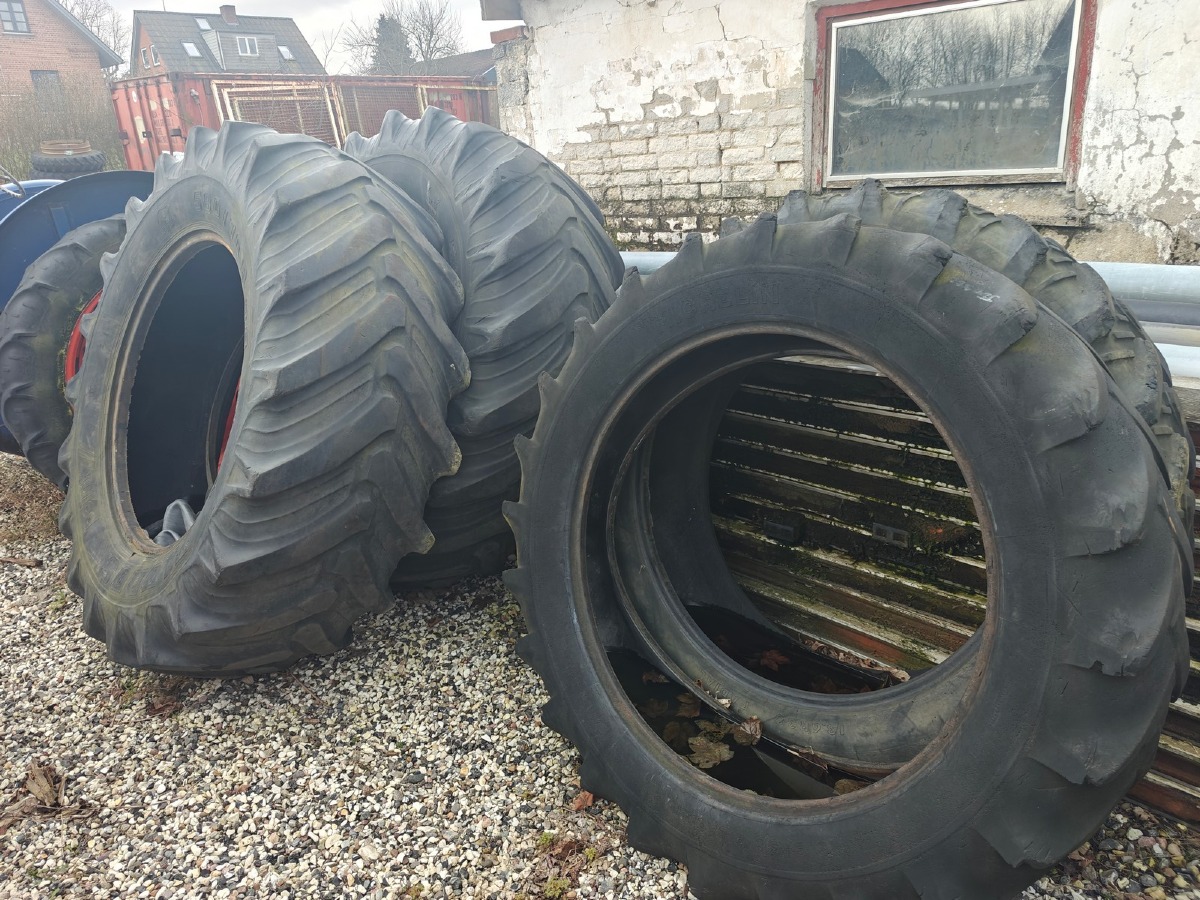 2 Sæt traktordæk. 580/70 R38 & 13.6-38. 