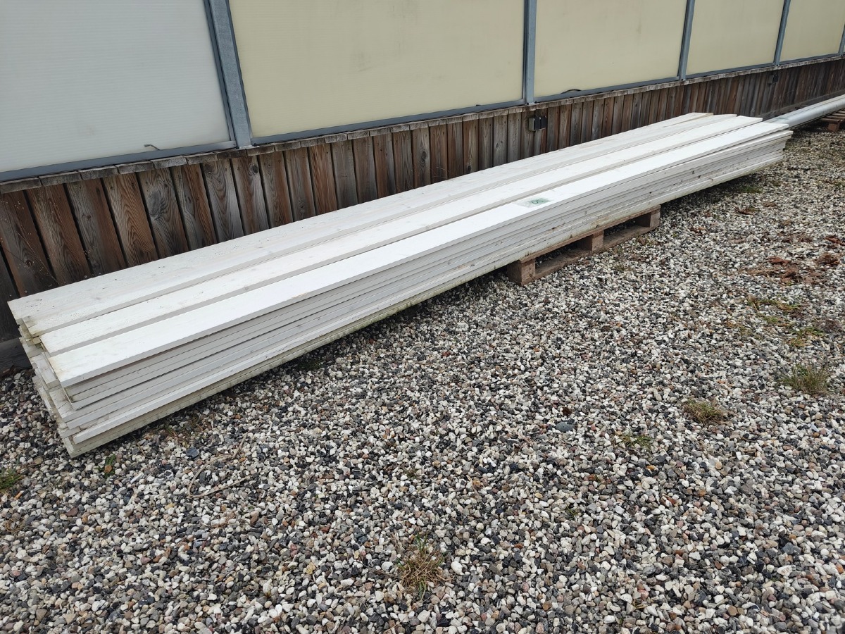 Ca 40  Brædder. Hvidmalede. Mål: L: 480 cm. B: 17 cm. T: 2 cm. 