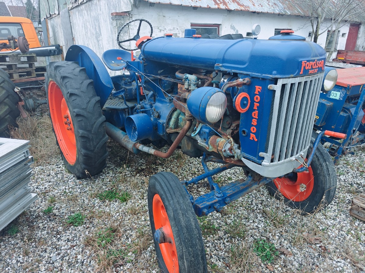 Fordson Major. Har ikke været startet i flere år. 
