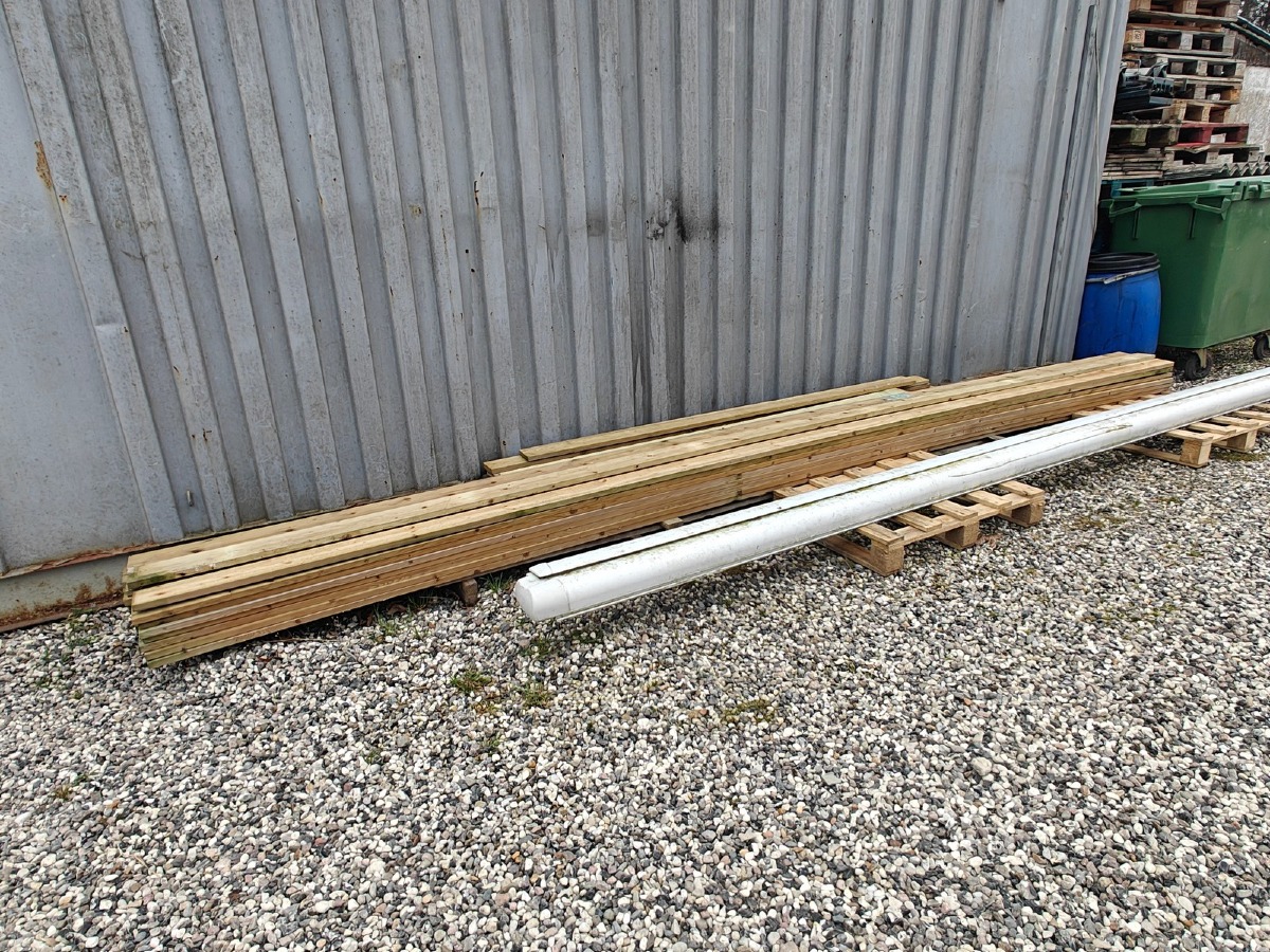 Trykimprægnerede brædder. Mål: 26 stk: L: 480 cm. 12 stk i ass længder. 