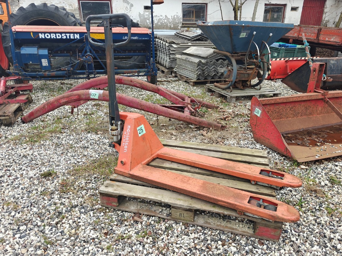 Palleløfter. Mrk: NC Nielsen. Mangler de forreste hjul. Løfter ok. 