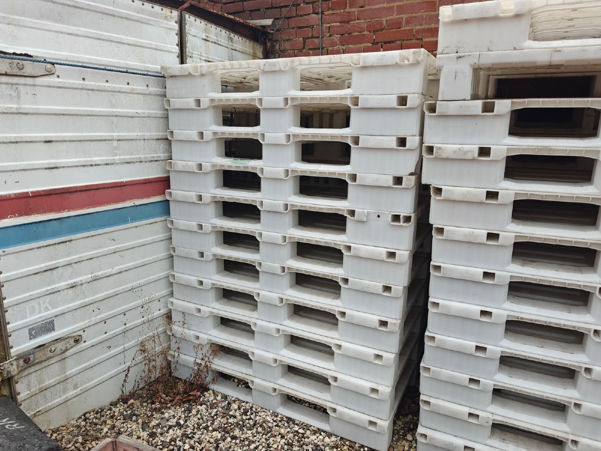 11 Plastpaller. Mål: 120 x 120 cm. 