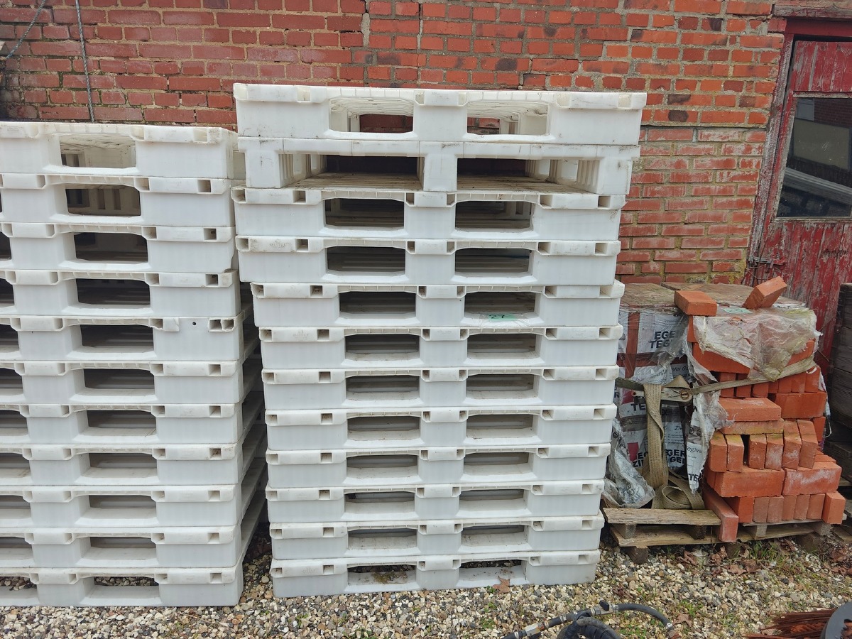 12 Plastpaller. Mål: 120 x 120 cm. 