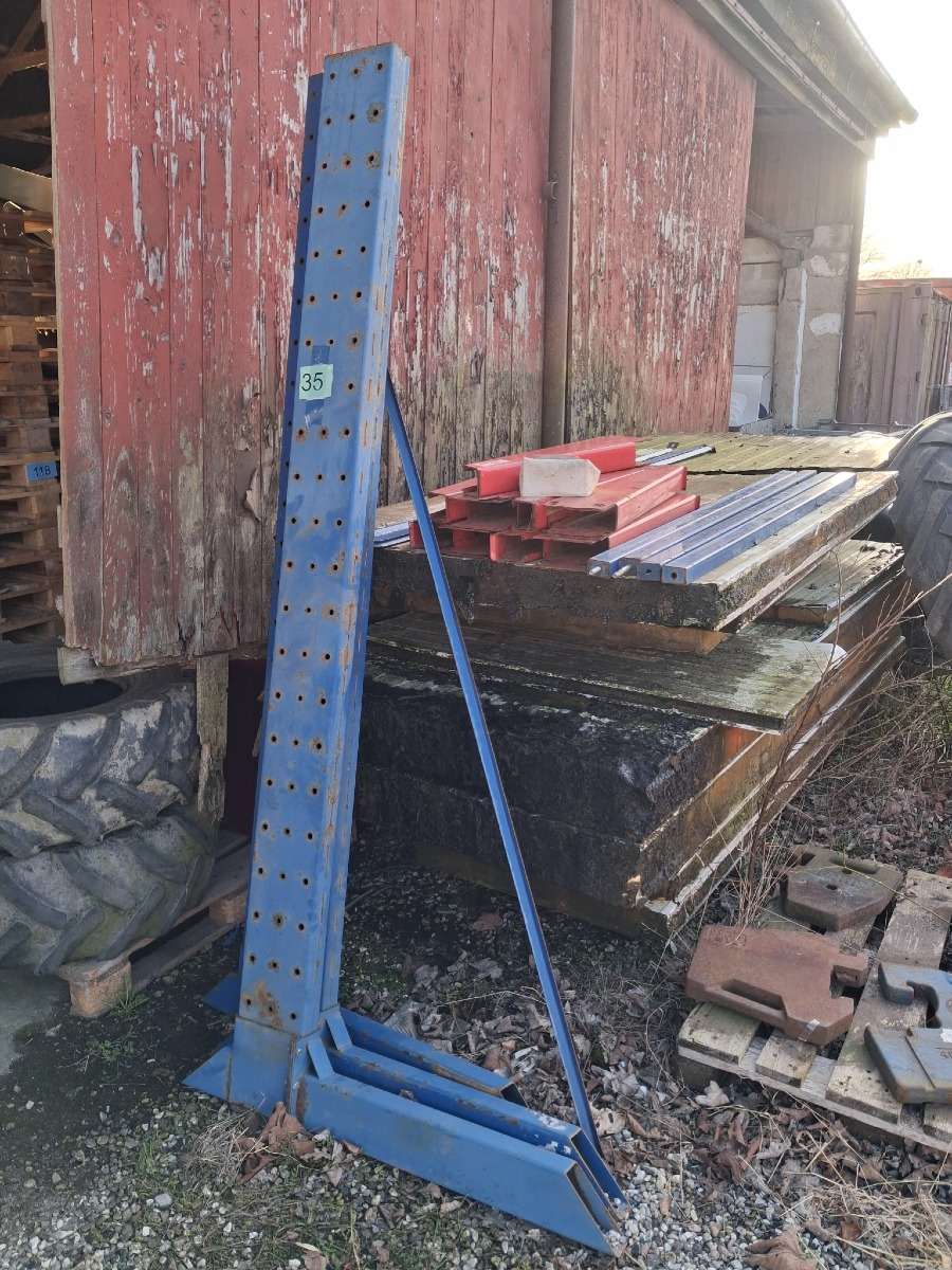 Grenreol. 2-fag. Mål: H: 240 cm. B: 2 sektioner á 150 cm. 