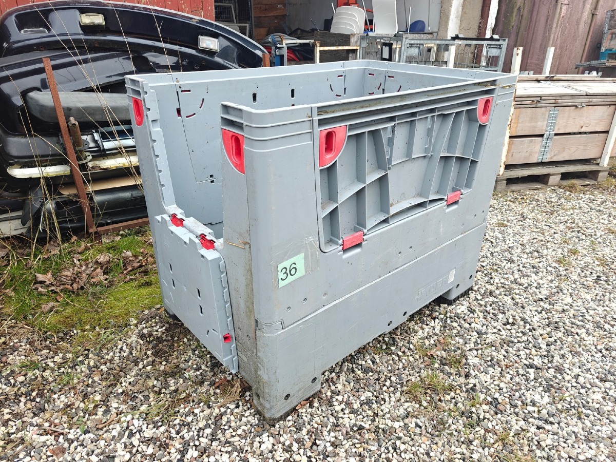 Plastkasse på 'palle-fødder'. Sammenklappelig. Brugt.