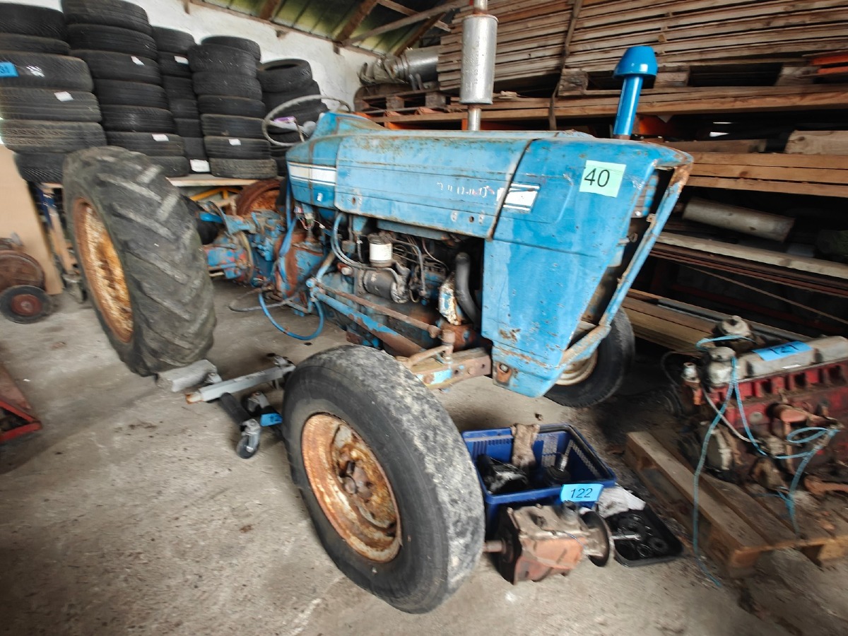 Ford 3000. 3 Cylindre. Diesel. Påbegyndt projekt. Motor kan starte og virker. 