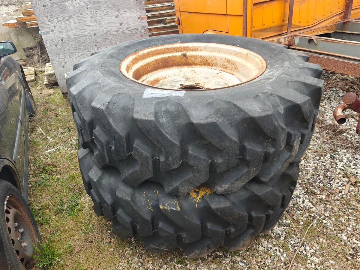 2 Traktor baghjul. Dæk: 16.9 x 30. 10-lags. 